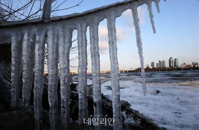 올겨울 들어 가장 추운 최강한파가 엄습한 23일 오전 서울의 최저기온이 영하 13.6도를 기록하고 바람이 세게 불면서 체감온도가 영하 22도까지 떨어진 가운데 서울 여의도 한강 주변에 고드름이 매달려 있다.ⓒ데일리안 박항구 기자