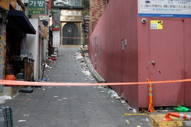 지난 11월 서울 용산구 해밀톤호텔 이태원 참사 현장에 호텔 측 분홍 철제 가벽이 설치돼 있다. 2022.11.1. 뉴스1