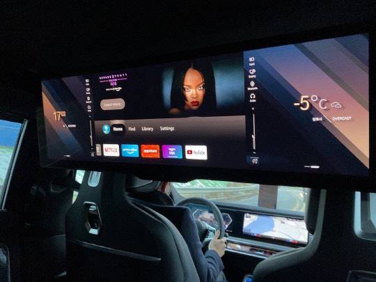 BMW 뉴 7시리즈 시어터 스크린. 유튜브, 넷플릭스 등이 기본 적용돼 있으며 디스플레이는 앞뒤 간격과 각도를 조절할 수 있다. 장우진 기자