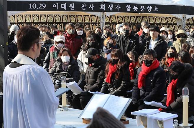 성공회 정의평화사제단, 나눔의집협의회 주최로 25일 오전 서울 용산구 10・29 이태원 참사 희생자 합동 분향소 앞에서 10・29 이태원 참사 추모와 연대의 성탄절 연합 성찬례가 열리고 있다. 김혜윤 기자 unique@hani.co.kr