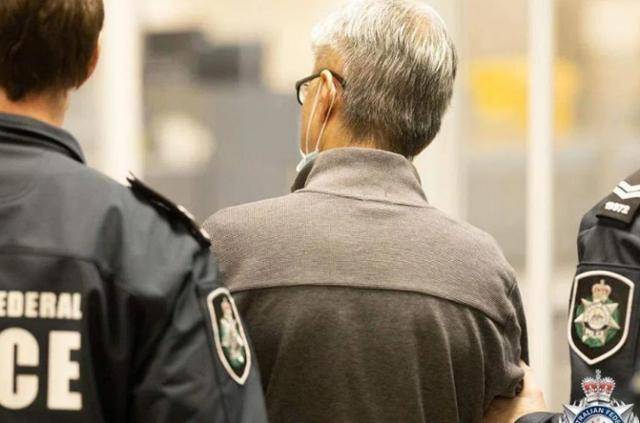 지난 22일 호주 멜버른 국제공항으로 압송되고 있는 마약왕 체치롭의 뒷모습. BBC 캡처