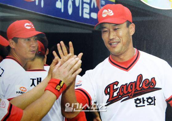 한화 이글스 장종훈(오른쪽)이 프로야구 최초로 1000타점 고지에 올랐다. IS포토(외부자료)