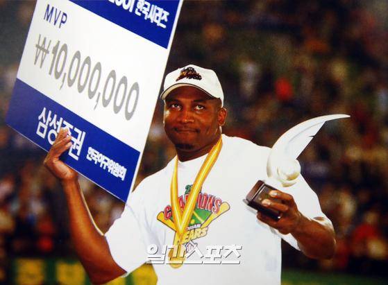 두산 베어스 타이론 우즈가 MVP 트리플 크라운에 성공했다. 사진은 한국시리즈 MVP를 수상한 후 기념 촬영하고 있는 우즈의 모습. IS포토(외부자료)