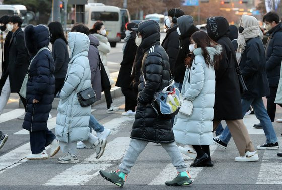 전국 대부분 지역에 한파특보가 내려진 지난 14일 오전 경기도 성남시 판교역 일대에서 시민들이 롱패딩을 입고 출근길 발걸음을 옮기고 있다. 뉴스1