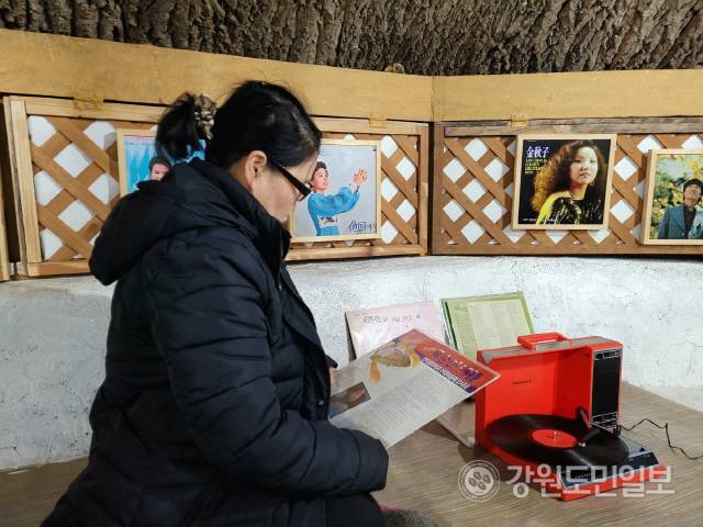 ▲ 고대 쇠부리터·숯가마터에 카르스트지형 돌리네와 함께 일제 철 수탈 흔적이 대거 발견된 동해 백두대간 고대~근대 철기유적지에 이를 보전·승계할 쇠부리문화촌이 개관, 철기관련 전시회가 잇따를 예정이어서 제철유적지로의 발전가능성에 관심이 쏠리고 있다.전시회를 주관한 길옥남씨와 전축, LP재킷 사진 모습.