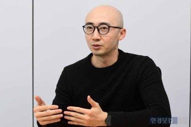 '실패를 극복하는 주식투자' 저자인 여신욱 작가가 한경닷컴과 인터뷰를 갖고 있다. /사진=변성현 한경닷컴 기자