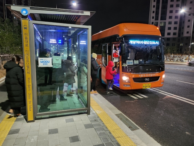 인천 검단신도시 입주민들이 수용응답형 모빌리티 서비스인 MODU 버스를 타고 있다. 인천도시공사 제공