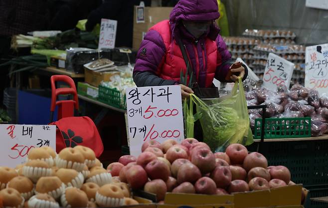 전국경제인연합회(전경련)가 최근 발표한 '2023년 국민 소비지출 계획' 조사 결과에 따르면 내년 고물가와 경기침체 영향으로 가계 소비 지출은 올해와 비교해 평균 2.4% 감소할 것으로 전망됐다. 사진은 서울 시내 전통시장 모습. [연합]