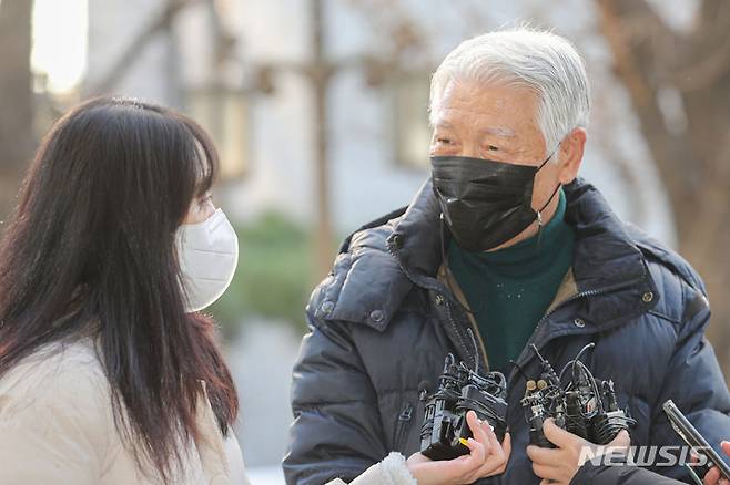 [서울=뉴시스] 권창회 기자 = 해밀톤 호텔 대표 이모씨가 지난 2일 오전 서울 마포구 경찰청 이태원 사고 특별수사본부에 출석하며 취재진의 질문에 답하고 있다. 2022.12.02. kch0523@newsis.com