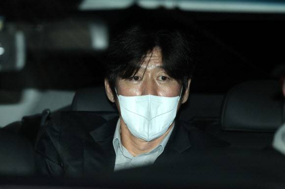 - 대장동 개발 비리 사건으로 구속기소돼 1심 재판 중인 화천대유자산관리(화천대유) 남욱 변호사가 21일 오전 구속기간 만료로 석방돼 서울구치소에서 출소해 차에 올라타 있다. 2022.11.21 연합뉴스