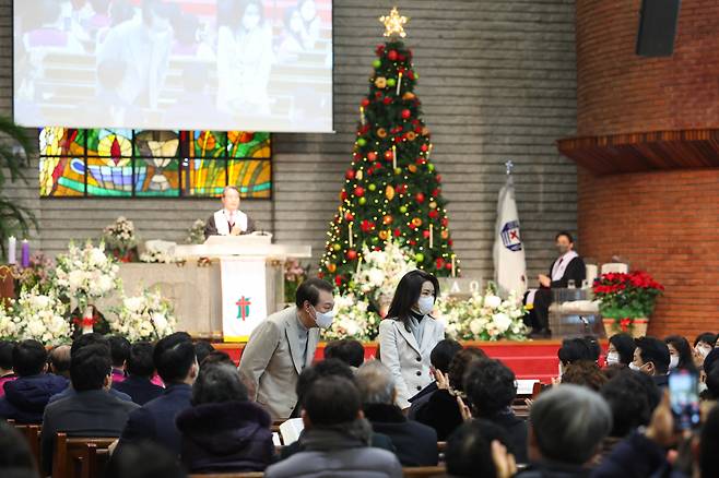 윤석열 대통령과 김건희 여사가 12월25일 서울 성북구 영암교회에서 열린 성탄절 예배에 참석해 인사하고 있다. ⓒ 연합뉴스