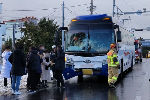 23일 제주 서귀포시 중문입구교차로에서 발생한 교통사고 [제주도 소방안전본부 제공. 재판매 및 DB 금지]