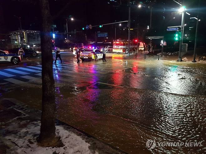 상수도관 파열로 침수된 도로 (성남=연합뉴스) 지난 24일 오후 10시 11분께 경기 성남시 분당구 삼평동에서 상수도관 파열로 인해 도로가 침수됐다. 당국은 해당 도로 진입을 통제하고 복구 작업을 벌였다. 2022.12.25 [경기도소방재난본부 제공. 재판매 및 DB 금지] kyh@yna.co.kr