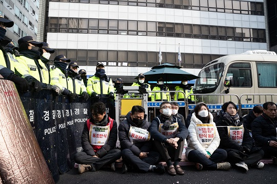 민노총 조합원들이 오늘 오전 서울 여의도 더불어민주당 당사 앞에서 ‘노조법 2·3조' 개정을 촉구하며 농성을 벌이고 있다. (출처: 뉴스1)