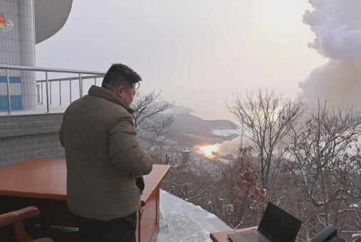 김정은 북한 국무위원장이 지난 15일 오전 북한 동창리 서해위성발사장에서 대륙간탄도미사일(ICBM)용으로 보이는 ‘대출력 고체연료 발동기’ 시험을 현지 지도하고 있다. (사진=조선중앙TV)