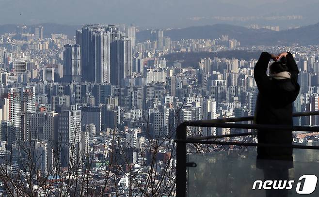 사진은 이날 서울 남산에서 바라본 아파트 모습. 2022.12.19/뉴스1 ⓒ News1 송원영 기자