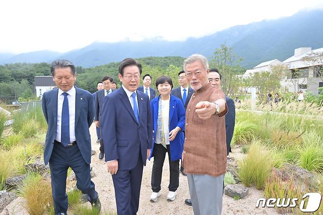 문재인 전 대통령과 이재명 더불어민주당 신임 당대표 등 지도부가 지난 8월29일 경남 양산시 하북면 평산마을 사저를 둘러보고 있다. (더불어민주당 제공) /뉴스1 ⓒ News1 DB