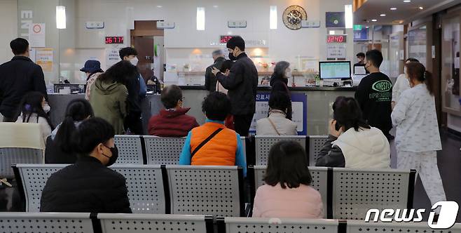 광주 북구 오치동에 위치한 한 지정 의료기관에 일반 환자들이 대기하고 있다. 2022.03.15/뉴스1 ⓒ News1 이수민 기자