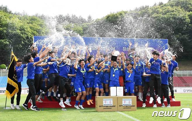 용인시축구센터 소속 U18덕영팀이 ‘제27회 무학기 전국고등학교축구대회’ 우승을 자축하고 있는 모습.(축구센터측 제공).