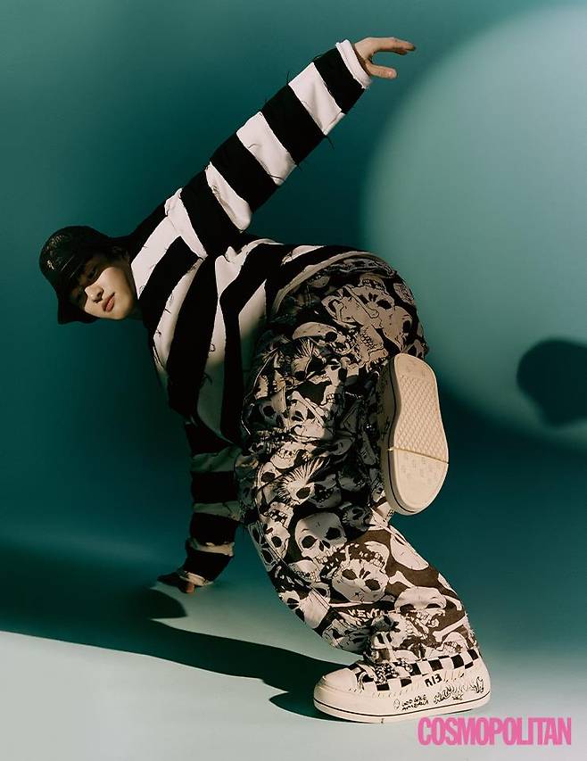 톱 가격미정 마인데님. 팬츠 80만원대 ERL. 버킷 해트 가격미정 크롬하츠. 스니커즈 80만원대 R13.