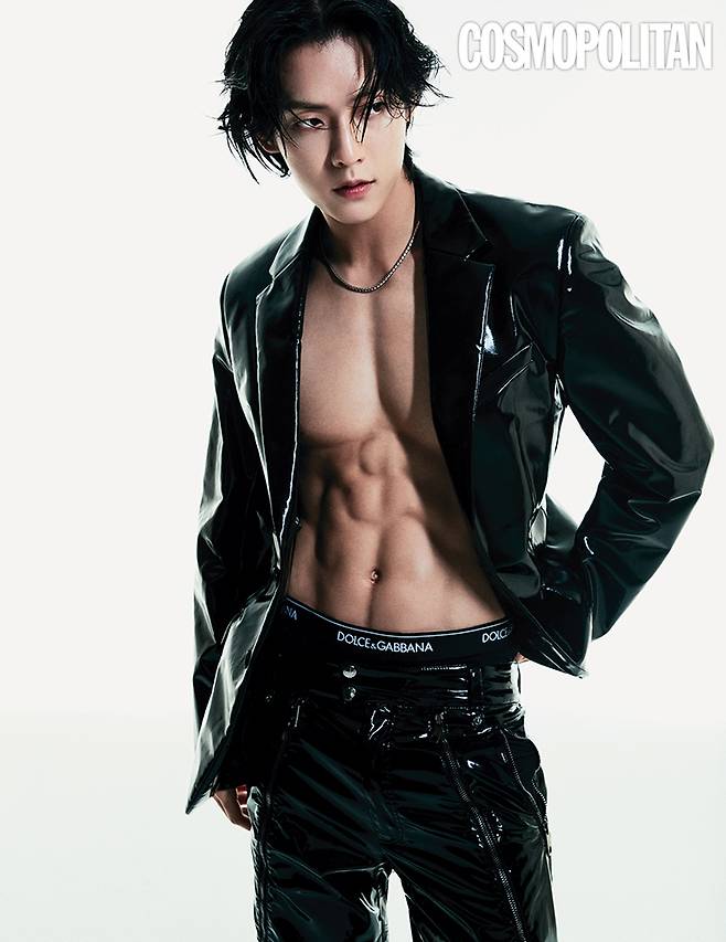 에나멜 재킷 가격미정 베르사체 by YOOX. 가죽 팬츠 가격미정, 브리프 7만5천원 모두 돌체앤가바나. 목걸이 스타일리스트 소장품.