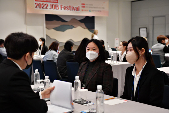 지난 6일 서울 강남구 안다즈 호텔에서 열린 취업 박람회 '2022 잡 페스티벌'에서 여성 구직자들이 롯데홈쇼핑 파트너사의 채용담당자와 상담을 하고 있다. <롯데홈쇼핑 제공>