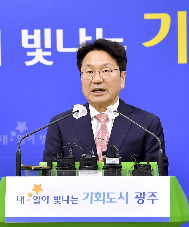 강기정 광주시장이 26일 오후 시청 브리핑룸에서 2023년 국비 예산 확보 성과 등을 설명하고 있다.