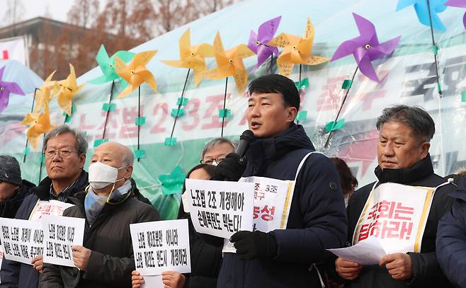 민주노총, 참여연대, 민변, 정의당 등으로 구성된 ‘노조법 2·3조 개정 운동본부’가 26일 오전 국회 앞에서 환경노동위원회의 심의를 앞두고 연 기자회견에서 양경수 민주노총 위원장이 모든 노동자의 온전한 노동3권 보장을 위해 노조법 2조와 3조를 개정하라고 촉구하고 있다. 강창광 선임기자 chang@hani.co.kr