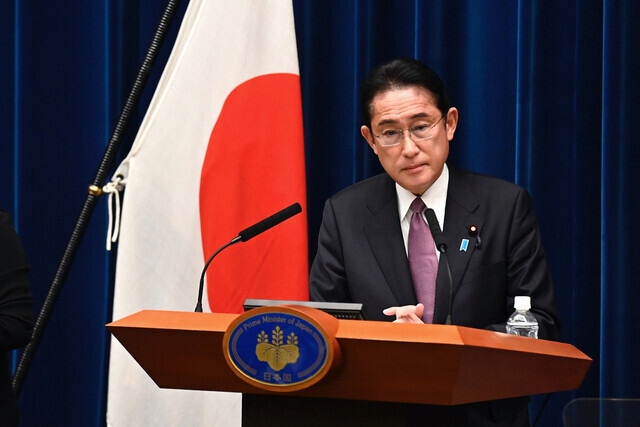 기시다 후미오 일본 총리가 지난 16일 ‘적 기지 반격 능력’을 명시한 국가안보전략을 각의(국무회의)에서 통과시킨 뒤 도쿄 총리 관저에서 기자회견을 하고 있다. 도쿄/연합뉴스