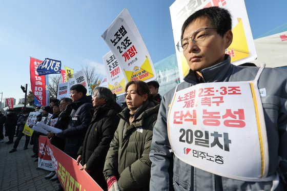 민주노총 관계자들이 지난 19일 오후 국회 앞에서 '노란봉투법'으로 불리는 노조법 2·3조 개정운동본부 공동대표단 단식농성 돌입 기자회견을 하고 있다. 연합뉴스