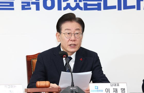 2022년 12월 26일 오전 이재명 더불어민주당 대표가 서울 여의도 국회에서 열린 최고위원회의에서 발언하고 있다. 이 대표는 오는 28일 성남FC 불법 후원금 의혹으로 검찰의 소환 조사를 받으라는 통보를 받은 상태다. 장진영 기자