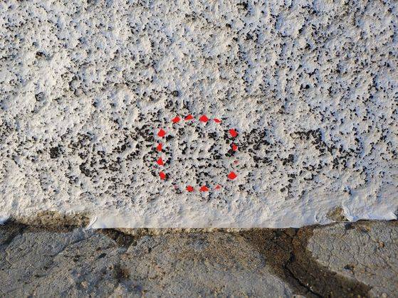 박홍국 위덕대 교수가 지난 10월 감악산비 하단에서 '典(전, 붉은색 원형 점선 안)'자를 발견했다고 밝혔다. 고광의 동북아역사재단 책임연구원은 이를 '興(흥)'이라고 봤고 좌측에도 글자가 있다고 주장했다. [사진 박홍국]