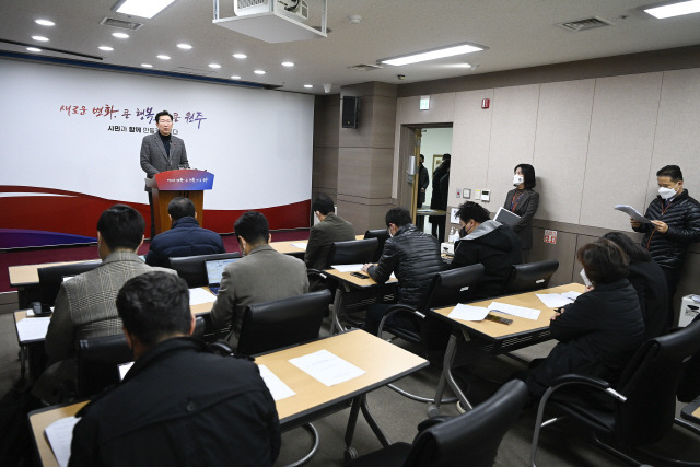 ▲ 원강수 시장이 지난 5일 시청 브리핑룸에서 택시 부제와 관련, 계획을 브리핑하고 있다.