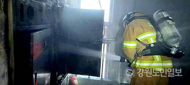 ▲ 26일 오후 동해시 천곡동의 리모델링중인 한 호텔 공사현장에서 화재가 발생해 소방이 출동해 1시간만에 진화됐다.최초 발화 지점으로 보이는 8층 내부 시설 리모델리공사 현장 배전반의 화재를 진화하고 있는 모습..