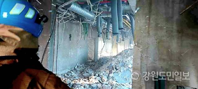 ▲ 26일 오후 동해시 천곡동의 리모델링중인 한 호텔 공사현장에서 화재가 발생해 소방이 출동해 1시간만에 진화됐다.8층 내부 시설 리모델리공사 현장에 화재가 난 모습.