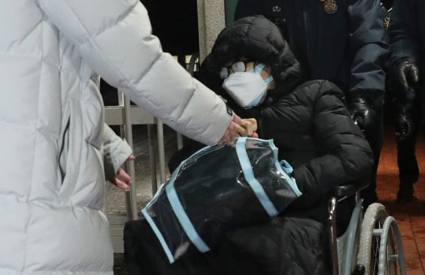 국정농단 사건으로 수감 중인 최서원씨(66·개명 전 최순실)가 26일 오후 충북 청주여자교도소에서 나와 휠체어를 타고 이동하고 있다. 뉴스1