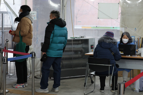 서울 마포구보건소 선별검사소에서 시민들이 검사 순서를 기다리고 있다. 연합뉴스