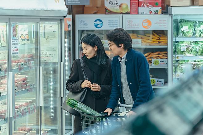 Actors Kim Seo-hyung (left) and Han Seok-kyu star as a married couple in "Recipe for Farewell." (Watcha)