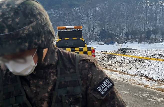 26일 오전 11시40분 강원 횡성군 횡성읍 묵계리에서 공군 KA-1 경공격기가 추락해 군 당국이 수습하고 있다.   연합뉴스