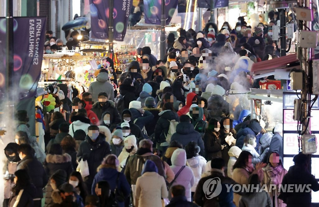 크리스마스를 앞둔 지난 23일 저녁 서울 중구 명동거리가 관광객과 시민들로 북적이고 있다. [사진 출처 = 연합뉴스]