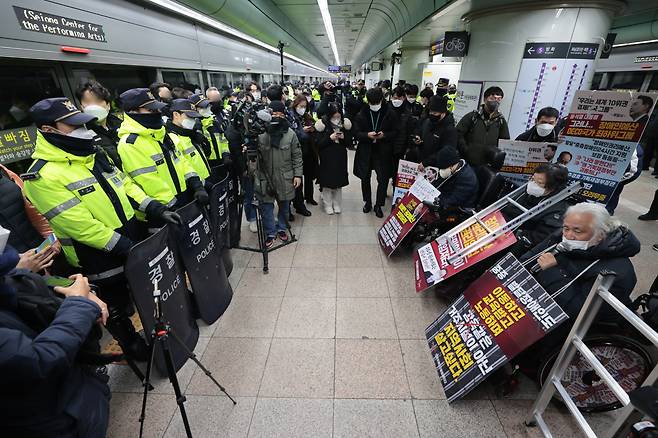 전국장애인차별철폐연대(전장연) 회원들이 지난 20일 서울 5호선 광화문역에서 지하철 탑승 시위에 앞서 기자회견을 열고 있다. [연합]