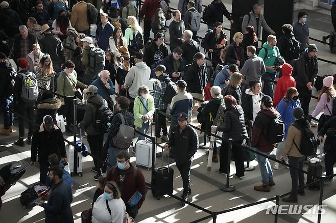 [덴버=AP/뉴시스] 23일(현지시간) 미국 콜로라도주 덴버국제공항에서 승객들이 보안검색대를 통과하기 위해 줄을 서고 있다. 2022.12.26.