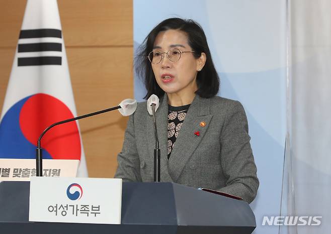 [서울=뉴시스] 배훈식 기자 = 김현숙 여성가족부 장관이 지난 8일 오전 서울 종로구 정부서울청사 브리핑실에서 가족센터 기능 활성화 방안 브리핑을 하고 있다. 2022.12.26. dahora83@newsis.com