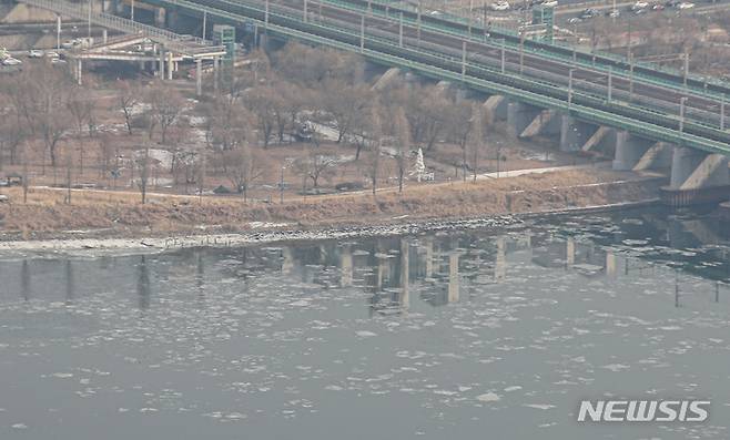 [서울=뉴시스] 권창회 기자 = 26일 오후 서울 여의도 63빌딩 63아트전망대에서 바라본 한강이 결빙돼 있다. 올해 한강 결빙은 연일 이어진 한파로 평년보다 16일 빠르게 나타났다. 2022.12.26. kch0523@newsis.com