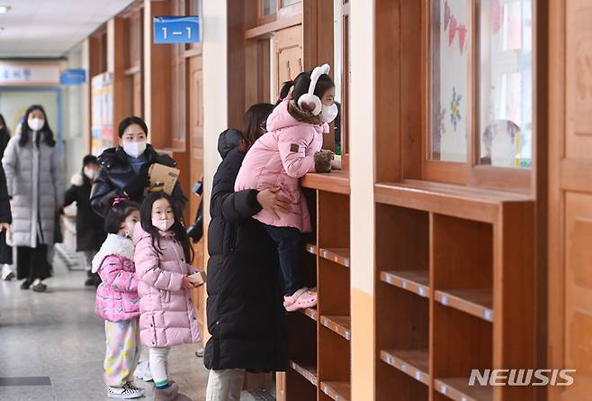 [수원=뉴시스] 김종택 기자 = 초등학교 예비소집일인 26일 오후 경기도 수원시 장안구 송원초등학교에서 입학을 앞둔 어린이들이 교실을 둘러보고 있다. 2022.12.26. jtk@newsis.com