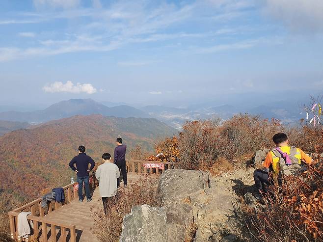 정상에서 내려보는 사람들