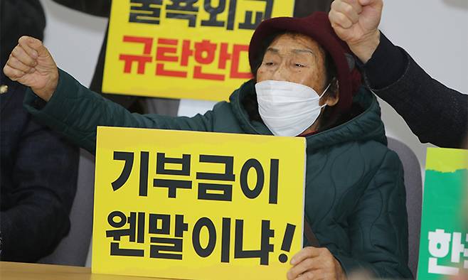 26일 광주 서구 광주광역시의회 시민 소통실에서 강제 동원 피해자인 양금덕 할머니와 일제 강제 동원시민모임, 소송대리인 등이 기자회견을 열고 강제 동원 문제에 대한 한국 정부의 유력안에 대해 반대하고 있다. 연합뉴스