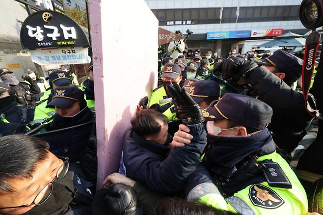 전국민주노동조합총연맹(민주노총) 관계자들이 26일 오전 노조법(노동조합 및 노동관계조정법) 2·3조 개정을 요구하며 서울 여의도 더불어민주당 중앙당사를 점거해 농성을 벌이고 있다. 연합뉴스