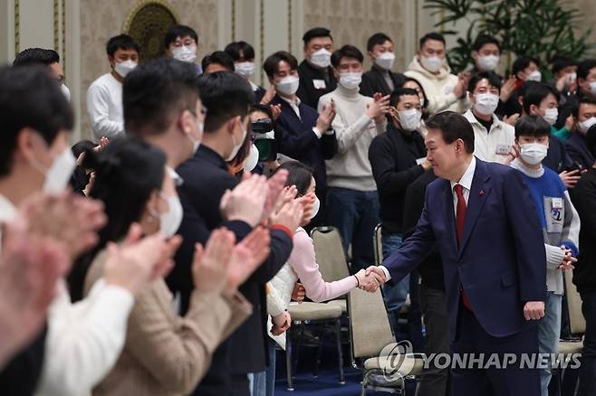 청년들과 3대 개혁 간담회 나선 윤석열 대통령 (서울=연합뉴스) 안정원 기자 = 윤석열 대통령이 20일 청와대 영빈관에서 열린 청년 200여명과의 노동ㆍ교육ㆍ연금 등 3대 분야 개혁 간담회에 입장하며 인사하고 있다. 2022.12.20 [대통령실 제공. 재판매 및 DB금지] jeong@yna.co.kr