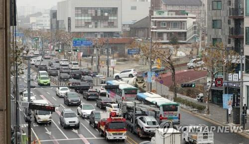 지난 6일 1㎝ 안팎 눈에 교통이 마비됐던 청주시  [촬영 천경환 기자]